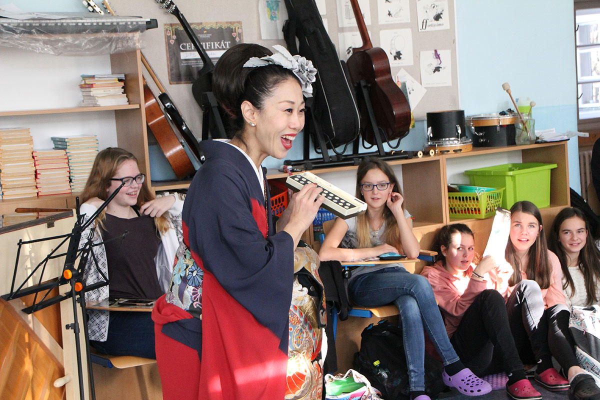 ヨーロッパで日本の伝統文化ワークショップ！プラハの子供に詩吟が好評！
