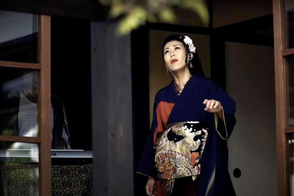 ホテル・カリフォルニアを歌う着物姿の日本人女性 恵聖