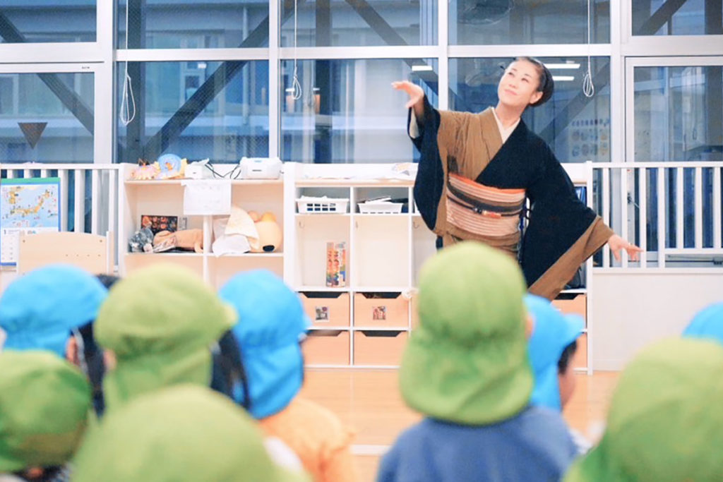 日本の伝統芸能 詩吟を聴く子供たち